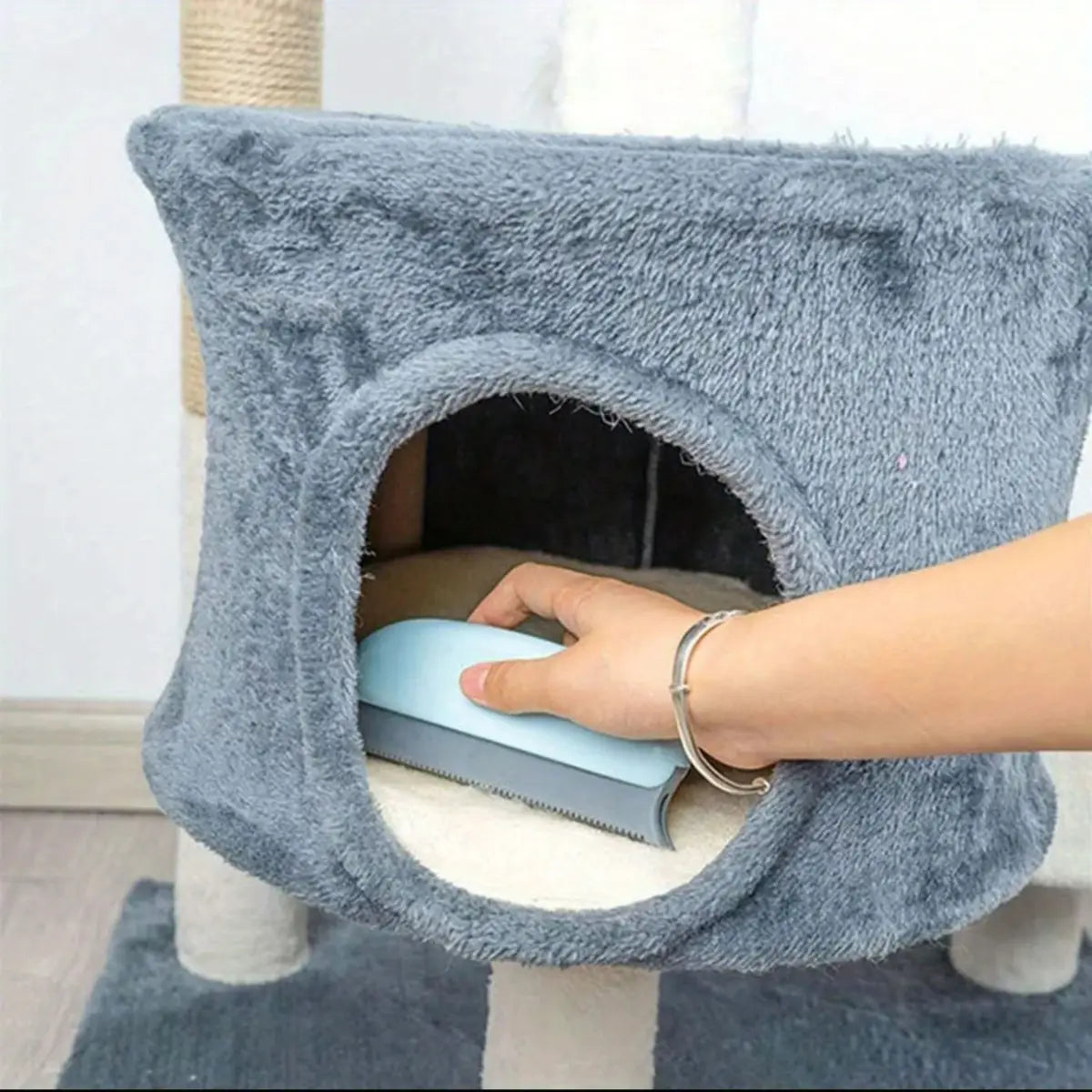 brosse poil chat idéale pour nettoyer efficacement les surfaces et les accessoires pour chats