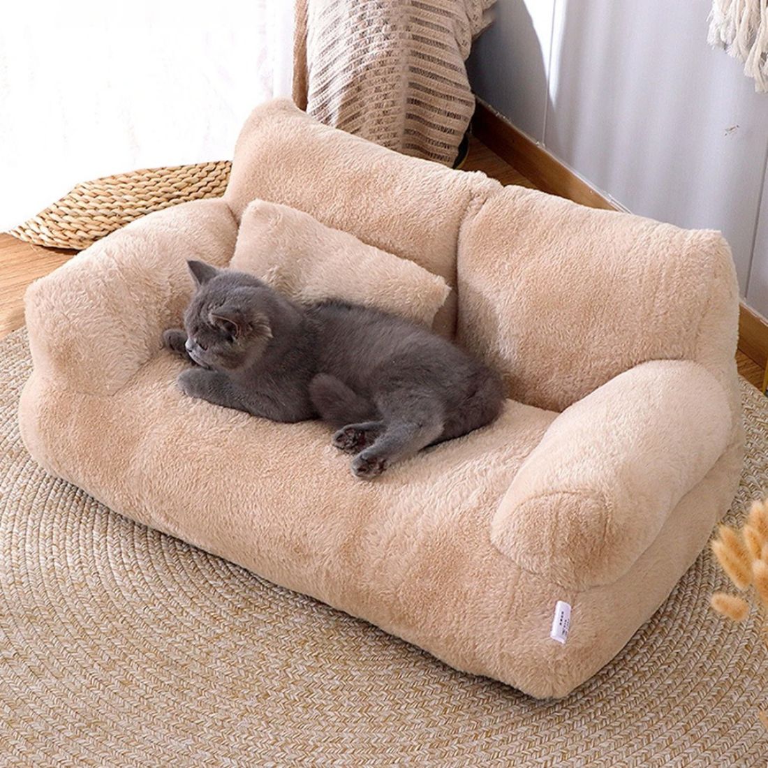 Chat gris confortablement installé sur un canapé en peluche pour chat