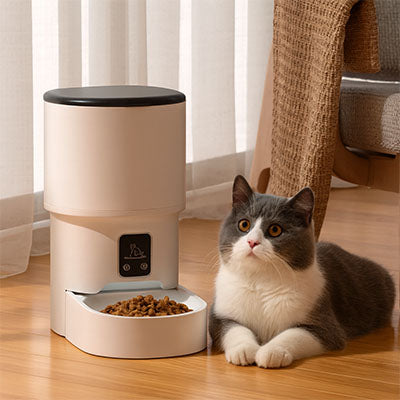 Distributeur de croquettes pour chat programmable, autonomie plusieurs jours, s’intègre au salon.