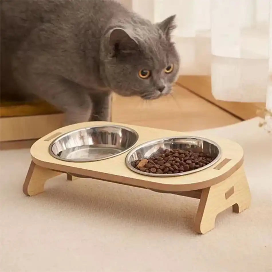 Gamelle chat surélevée en bois en situation, deux bols inox pour un repas propre et confortable.