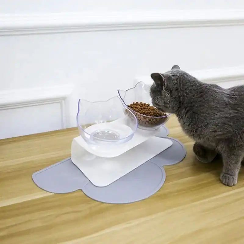 gamelle pour chat surélevée double bol avec base antidérapante posée sur tapis
