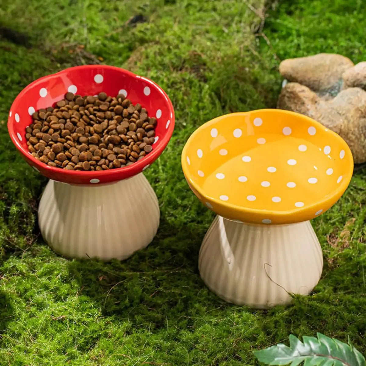 Deux gamelles pour chat surélevées champignon rouge et jaune avec croquettes montrant élévation ergonomique 11 cm