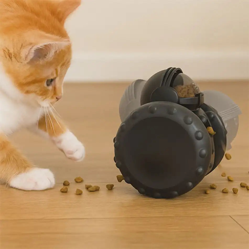 Jouet chat interactif avec distributeur de croquettes â chaton en train de jouer