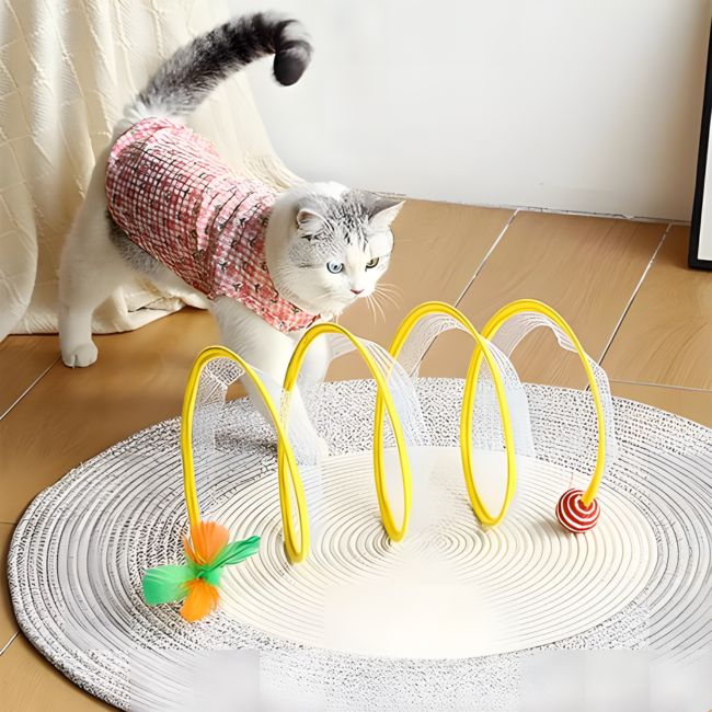 Jouet pour chat pliable en spirale jaune avec un chat gris devant
