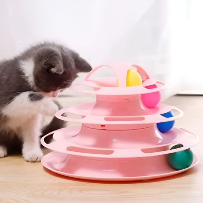 Chaton gris joue avec le jouet pour chat TriLoopâą rose Ă 3 niveaux