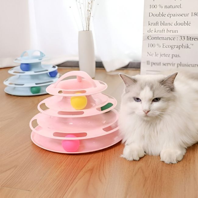 Deux jouets pour chats TriLoop⹠posés dans un salon avec chats détendus