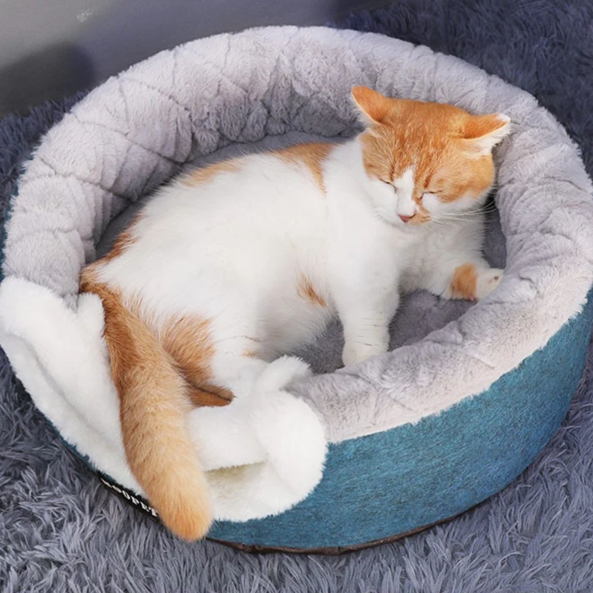 panier pour chat gris et bleu avec ouverture ronde et oreilles décoratives