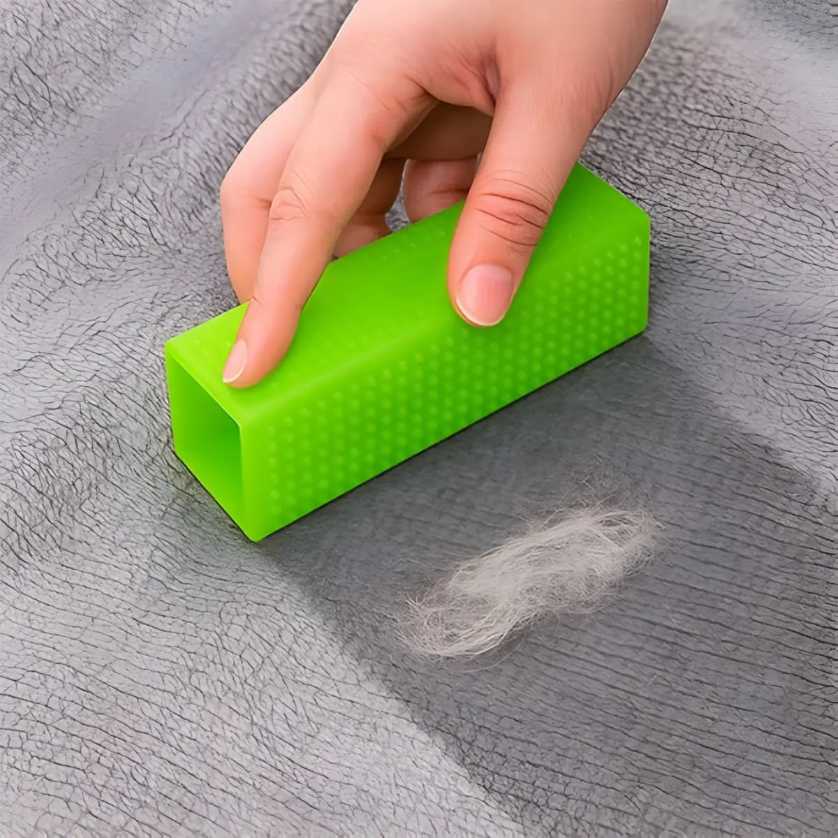 brosse à chat Silisoft™ pour enlever les poils sur tapis et tissus - intérieur moderne