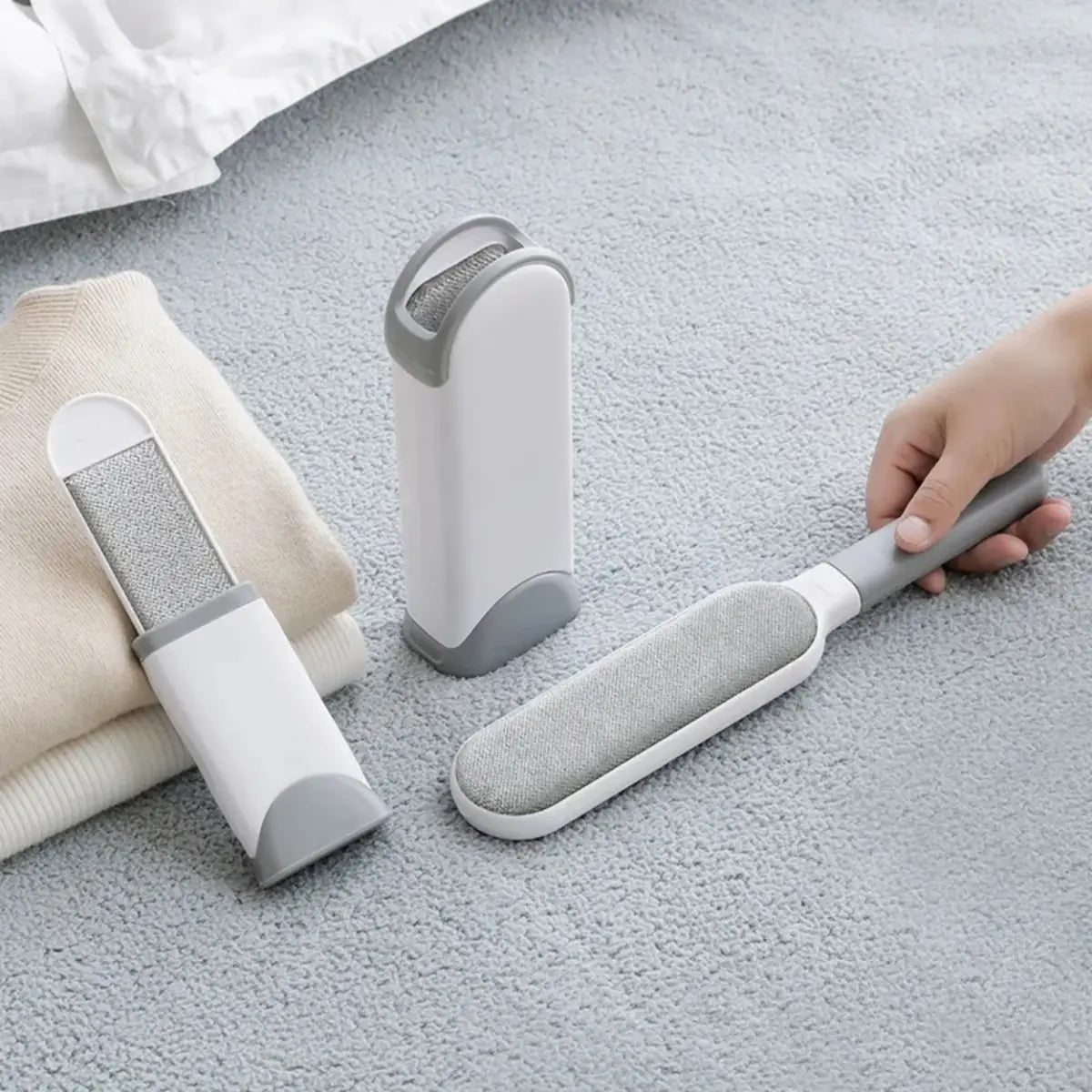 Brosse adhésive réutilisable pour vêtements et tapis, idéale pour enlever les peluches et poils.