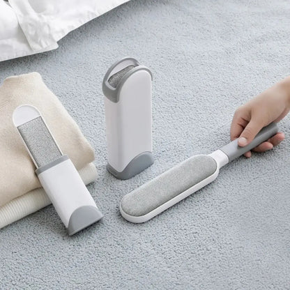 Brosse adhésive réutilisable pour vêtements et tapis, idéale pour enlever les peluches et poils.