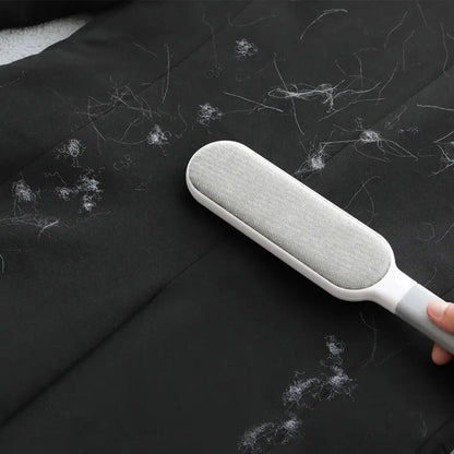 Brosse anti-peluches en action sur un tissu noir pour un nettoyage efficace.