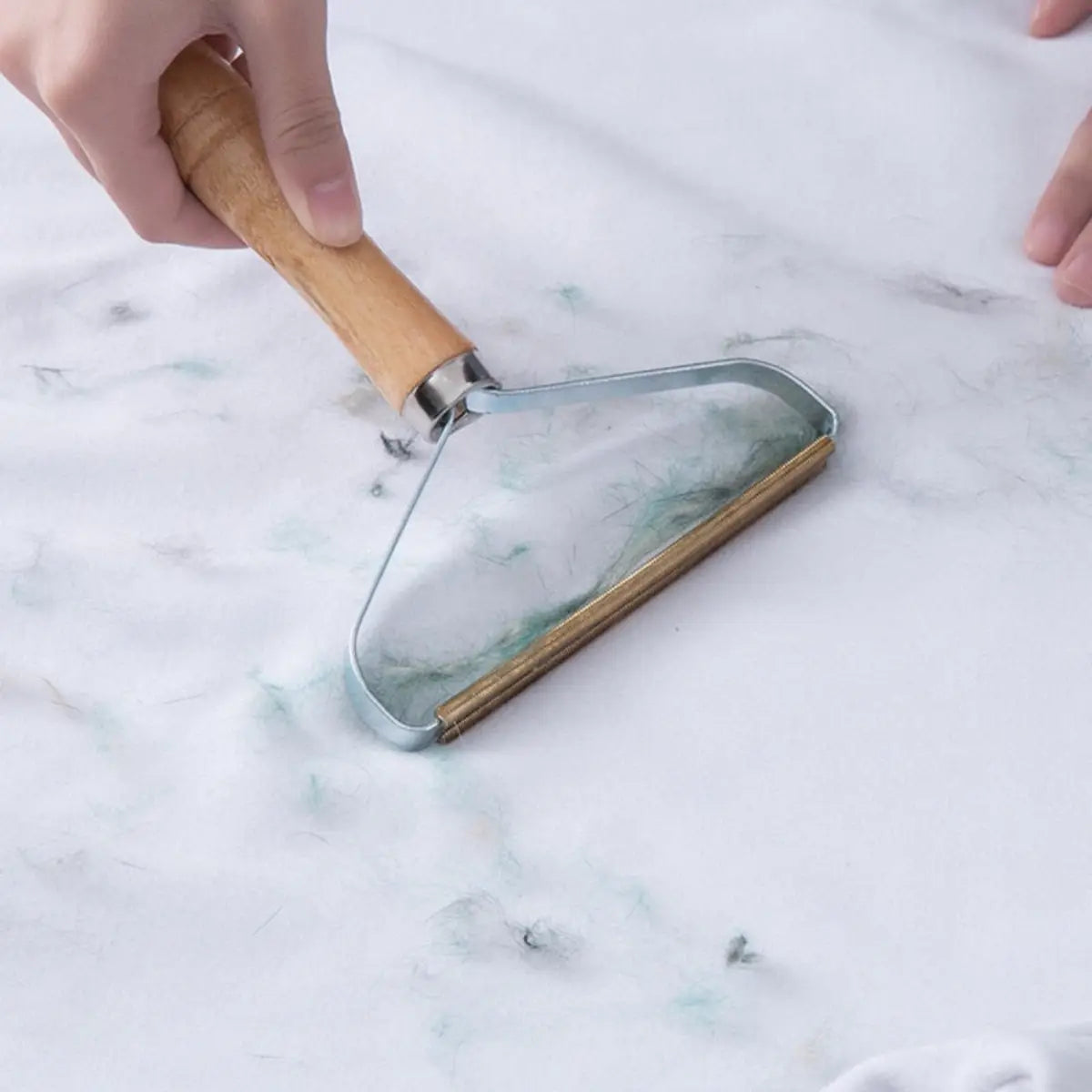 brosse anti poil chat efficace pour retirer les poils sur tissus et vêtements - intérieur moderne