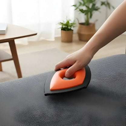 brosse anti poil chat utilisée pour nettoyer un canapé efficacement - intérieur moderne