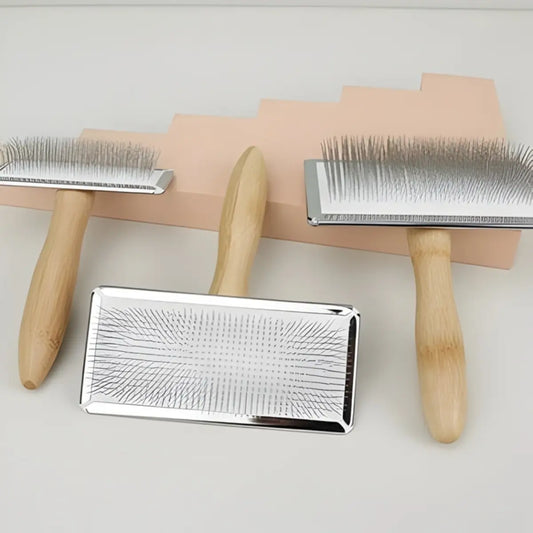 brosse chat poil long avec manche en bois pour un toilettage efficace - vue latérale