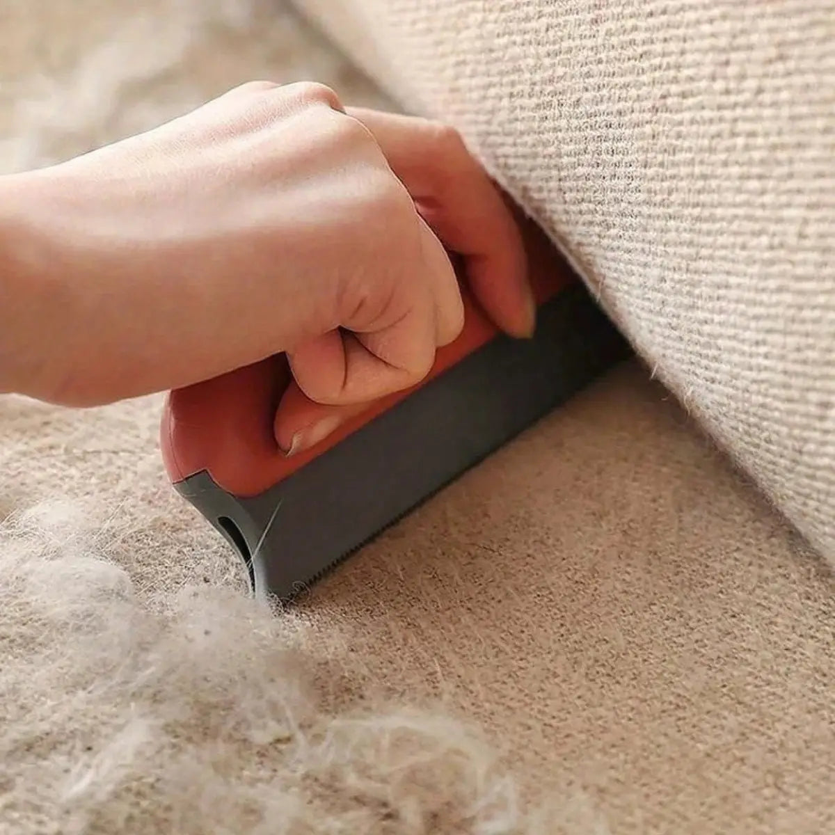 brosse poil chat pour nettoyer facilement les tapis et canapés encombrés de poils.