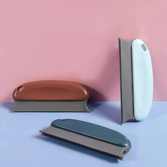 brosse poil chat au design élégant et ergonomique, idéale pour enlever les poils efficacement.