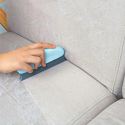 brosse poil chat utilisée pour retirer les poils d'animaux sur un canapé clair - vue de dessus