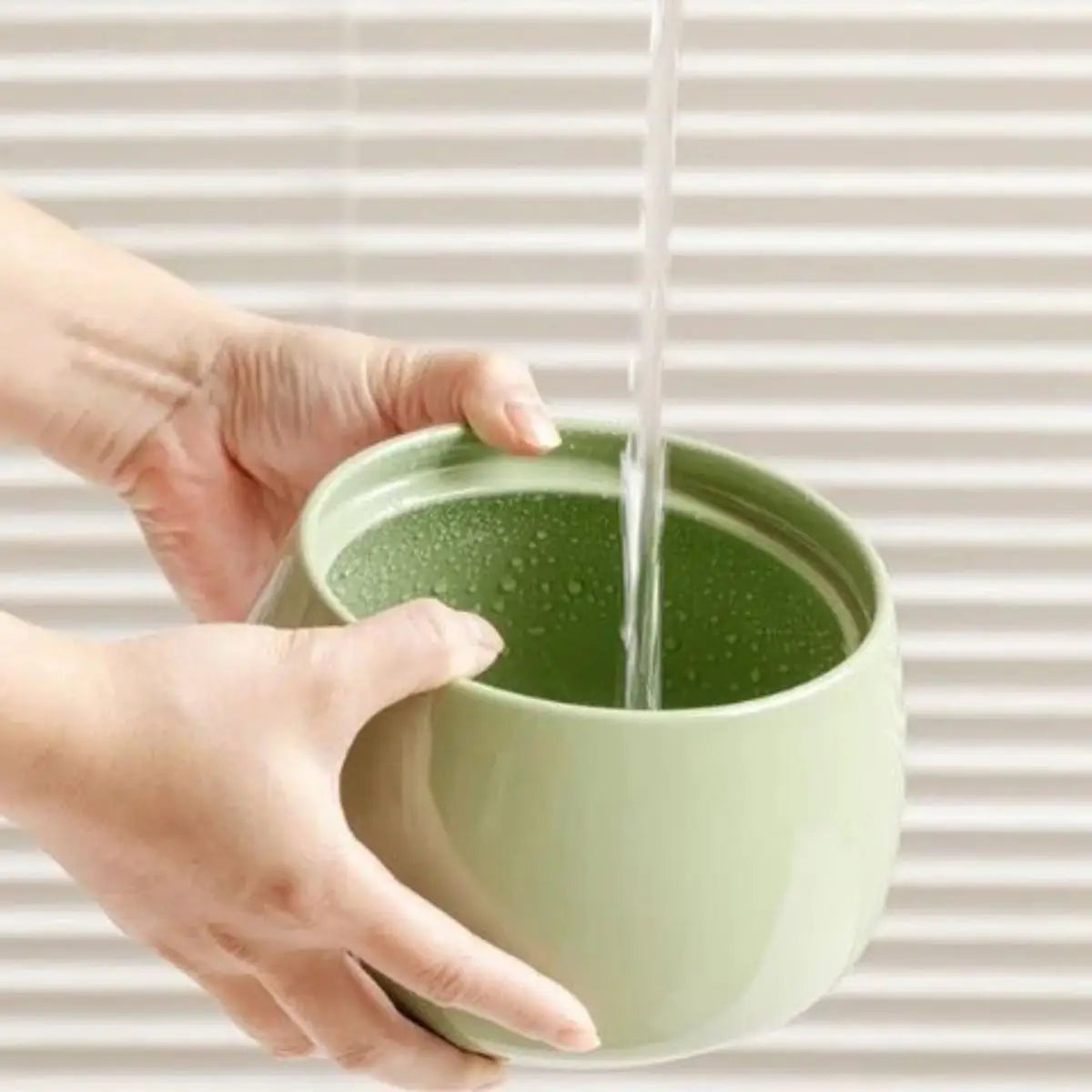 Rinçage de la fontaine à eau pour chat VOFORD en céramique verte, nettoyage facile au robinet.