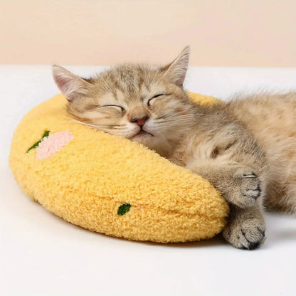 coussin pour chat jaune moelleux avec un chat endormi dessus, idéal pour le confort. - ambiance cosy