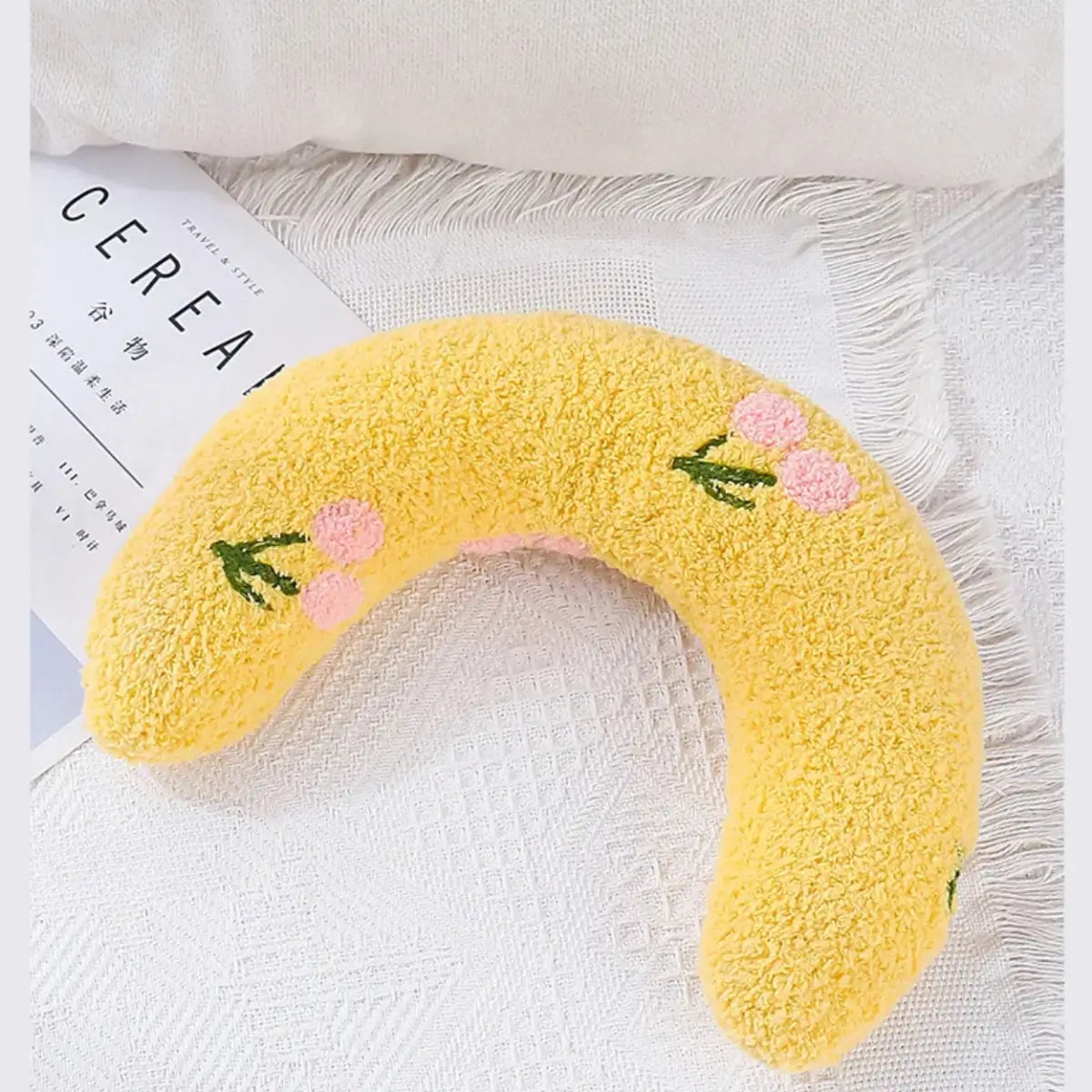 coussin pour chat en forme de croissant jaune avec motifs floraux