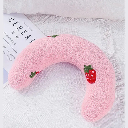coussin pour chat rose en forme de croissant avec motif fraise - vue latérale