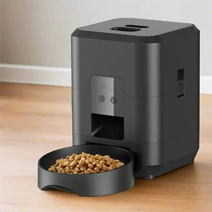 Gros plan sur un distributeur automatique de croquettes pour chat, bol amovible et réservoir hermétique