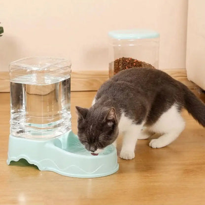 distributeur de croquettes pour chat CasaDuo avec un chat mangeant ses croquettes