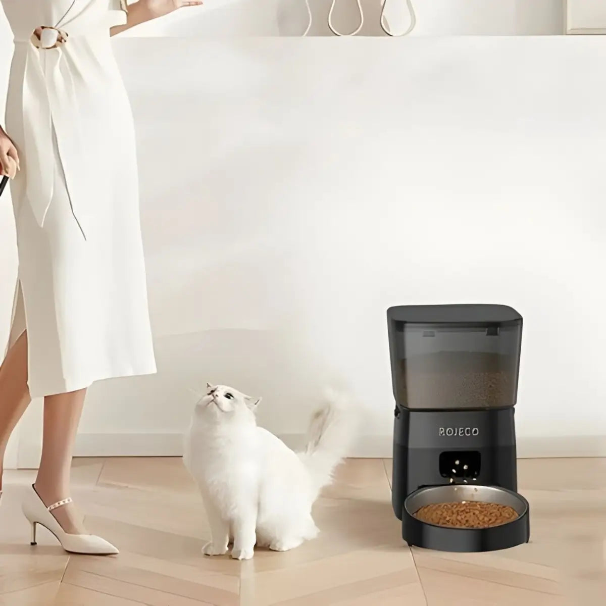 Distributeur de croquettes pour chat noir avec design moderne, idéal pour nourrir votre animal.