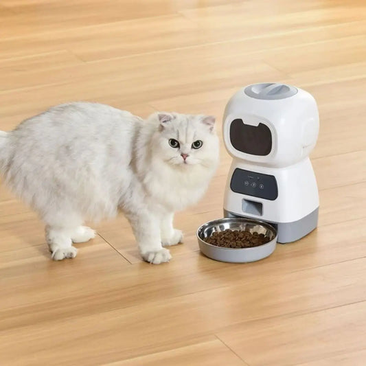 Distributeur de croquettes pour chat NutriZen avec un chat blanc sur un sol en bois. - intérieur moderne