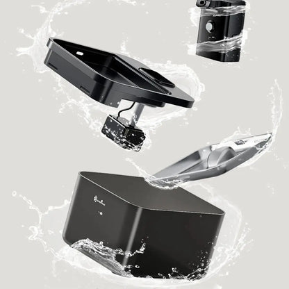 fontaine a eau chat DownyPaws noire vue de dessus avec badge BPA free, chat touchant le bord du plateau.