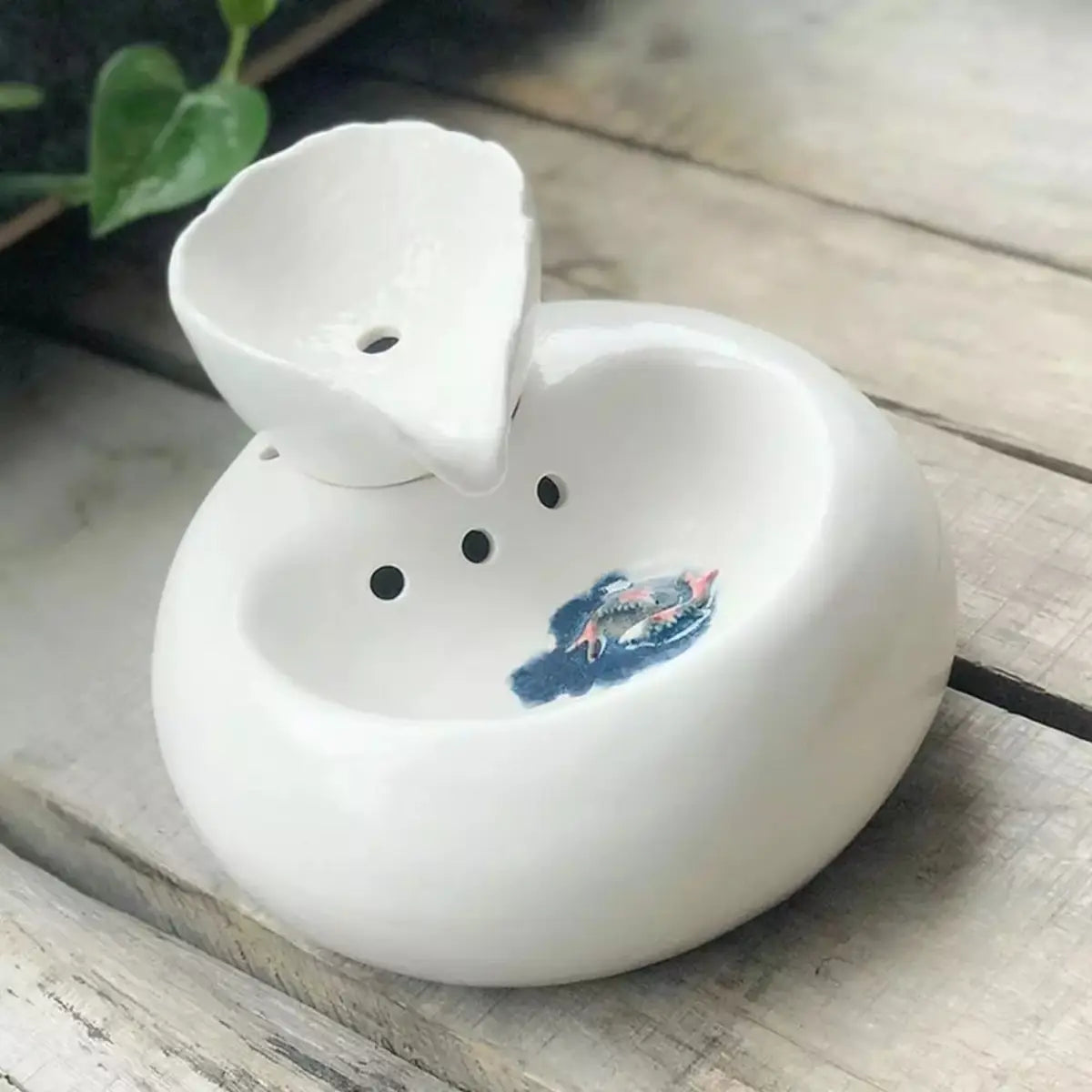 fontaine a eau pour chat ceramique avec design élégant et matériaux durables sur fond en bois