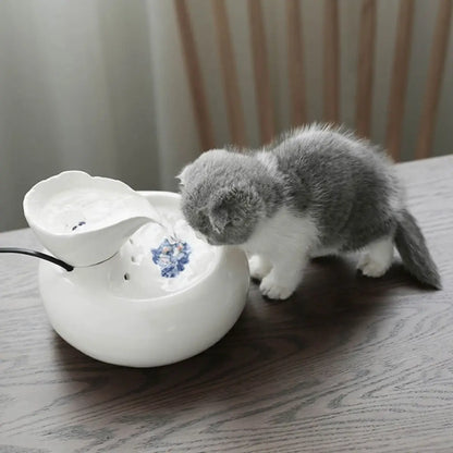 fontaine a eau pour chat ceramique avec un design élégant et un chat en train de boire
