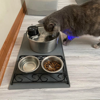 fontaine à eau pour chat en inox AquaInox 3,2 L posée sur station de repas avec gamelles