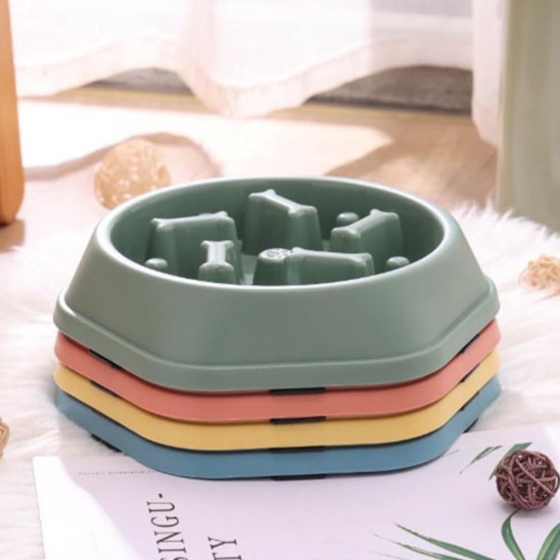 vue de plusieurs gamelles anti glouton chat empilées aux couleurs pastel sur un tapis blanc
