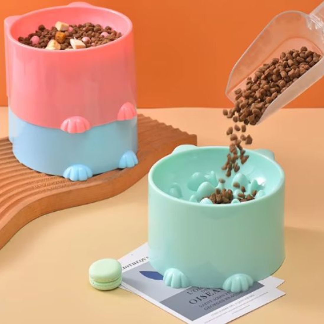 Versement de croquettes dans une gamelle anti-glouton verte ErgoLick - gamelle anti glouton chat ErgoLick