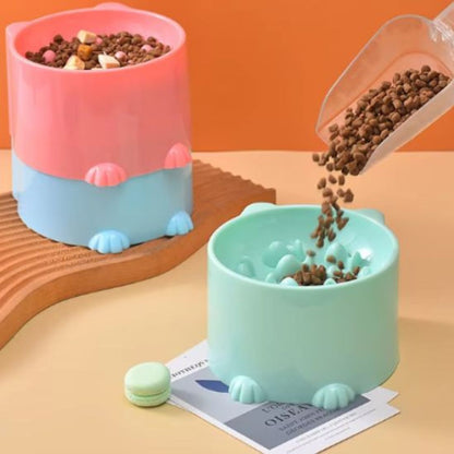 Versement de croquettes dans une gamelle anti-glouton verte ErgoLick - gamelle anti glouton chat ErgoLick