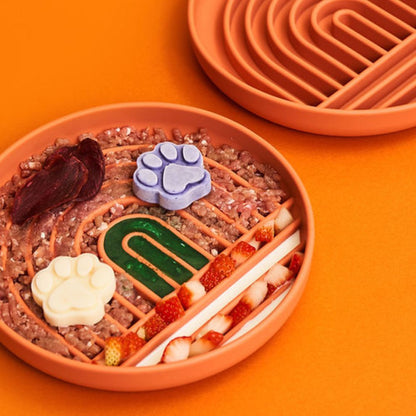 gamelle anti glouton chat remplie de viande hachée et de fraises sur fond orange