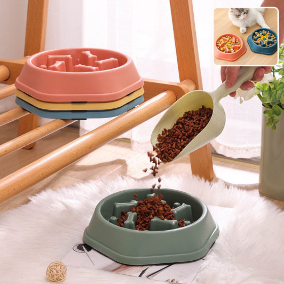 main versant des croquettes dans une gamelle anti glouton chat verte avec trois autres modèles en arrière-plan