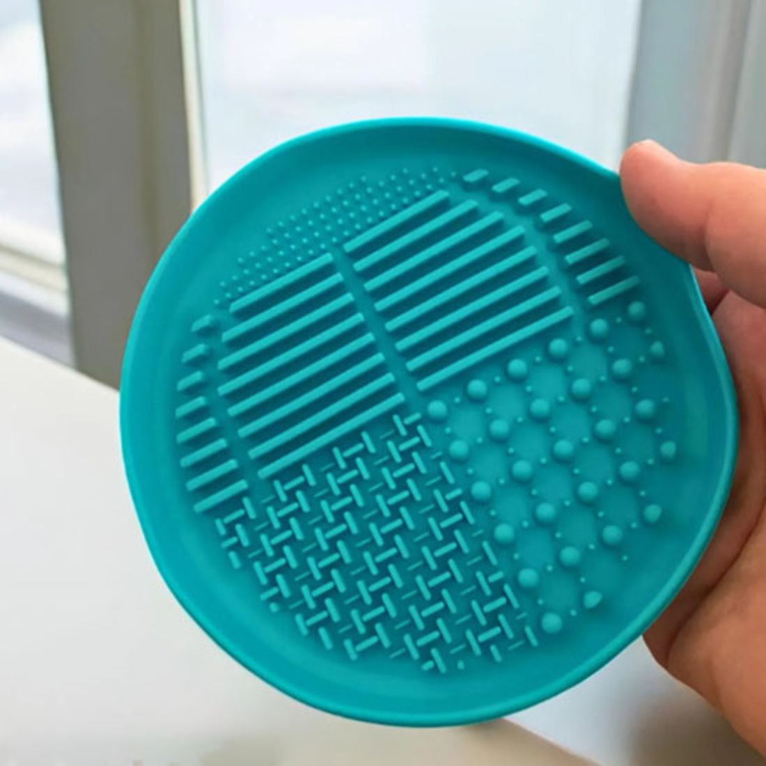 Gamelle chat turquoise en silicone avec texture antidérapante et motifs en relief