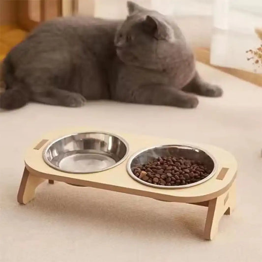 Gamelle chat surélevée en bois avec deux bols inox pour croquettes et eau, posture confortable.