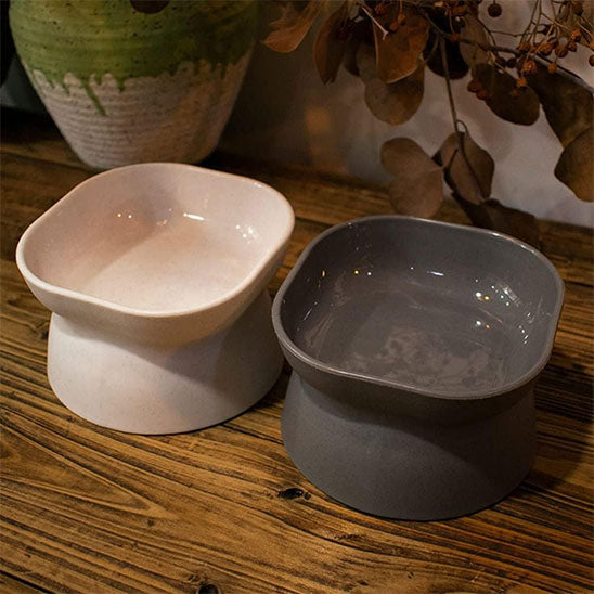 gamelle pour chat biobol, set de deux bols ceramiques blanc et gris sur pied, eau et croquettes.