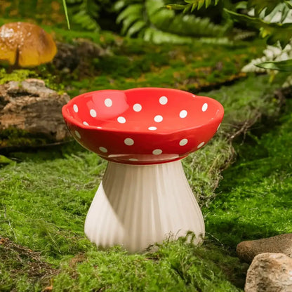 Gamelle pour chat en céramique design champignon rouge à pois blancs vue de face sur mousse naturelle