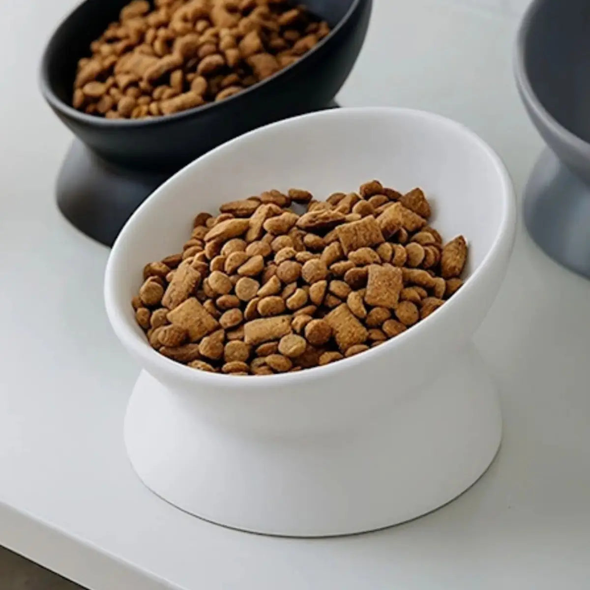 gamelle pour chat CeraTilt en ceramique blanche, base antiderapante anti-debordement.