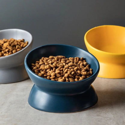 gamelle pour chat CeraTilt en ceramique bleu nuit, bol incline 15 degres sur pied stable.