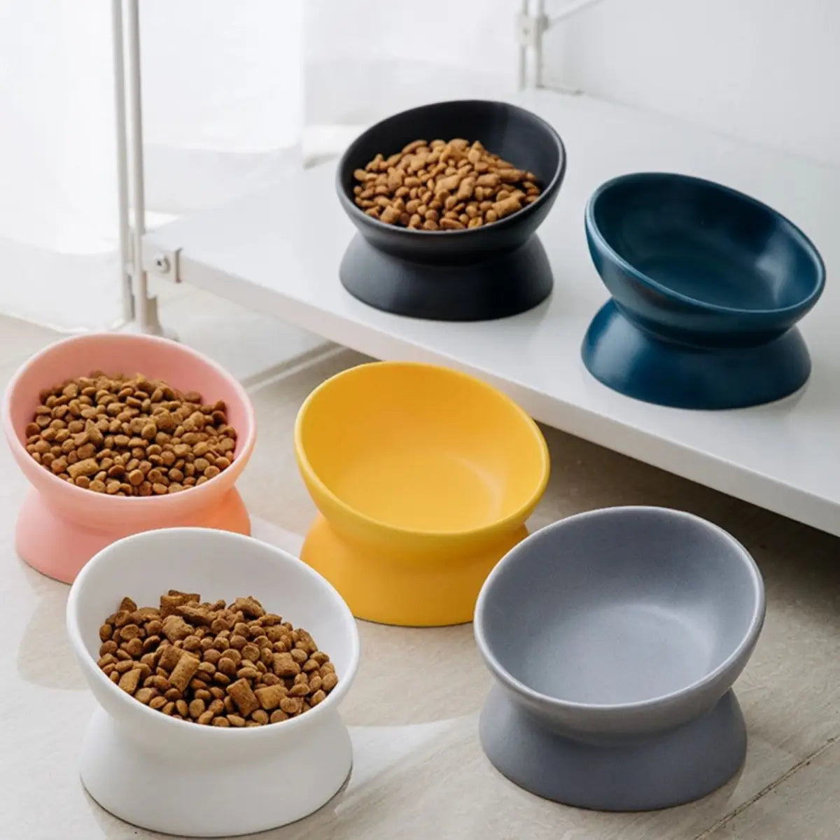 gamelle pour chat CeraTilt ensemble de six couleurs, bols inclines 15 degres sur pied.