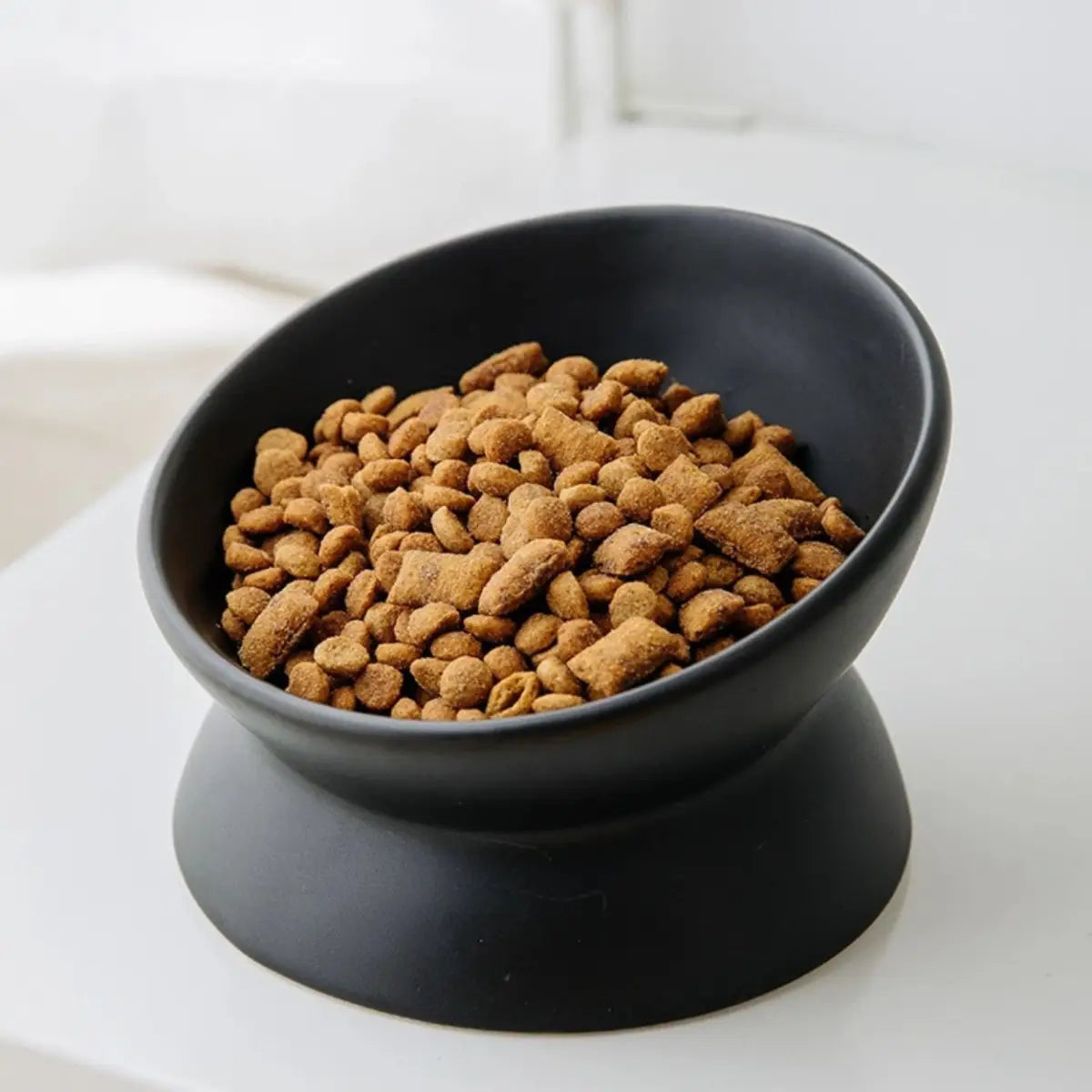 gamelle pour chat CeraTilt noir mat, bol incline stable anti-renversement.