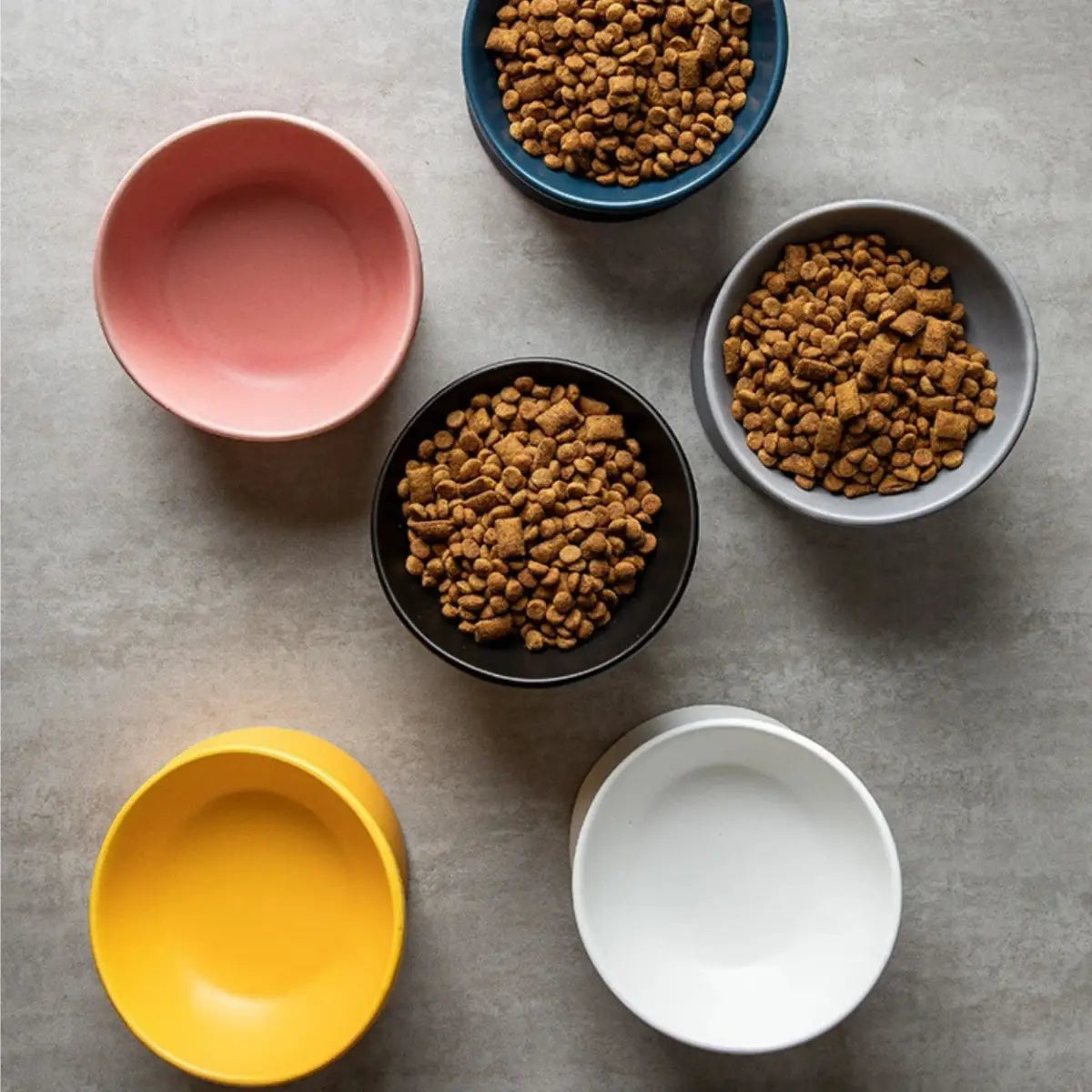 gamelle pour chat CeraTilt vue du dessus, mix de couleurs avec croquettes.