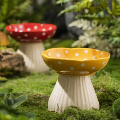 Gamelle pour chat surélevée design champignon en céramique jaune miel et rouge à pois blancs sur décor forestier