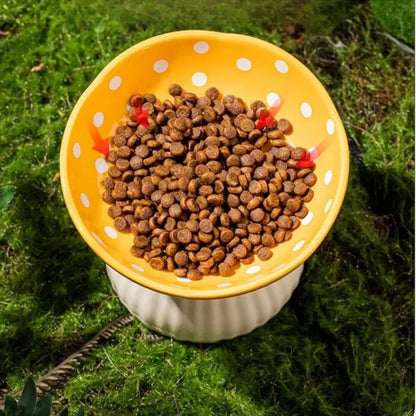 Gamelle pour chat champignon jaune à pois remplie de croquettes montrant capacité 200 ml vue du dessus