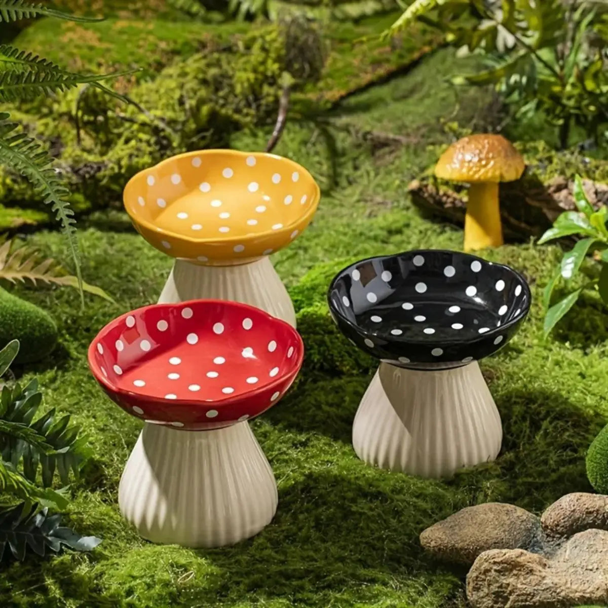 Gamelle pour chat surélevée champignon disponible en 3 coloris : jaune miel, rouge vif et noir mat à pois blancs